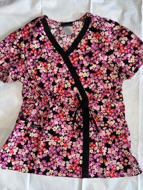 Woman’s Scrub Top L